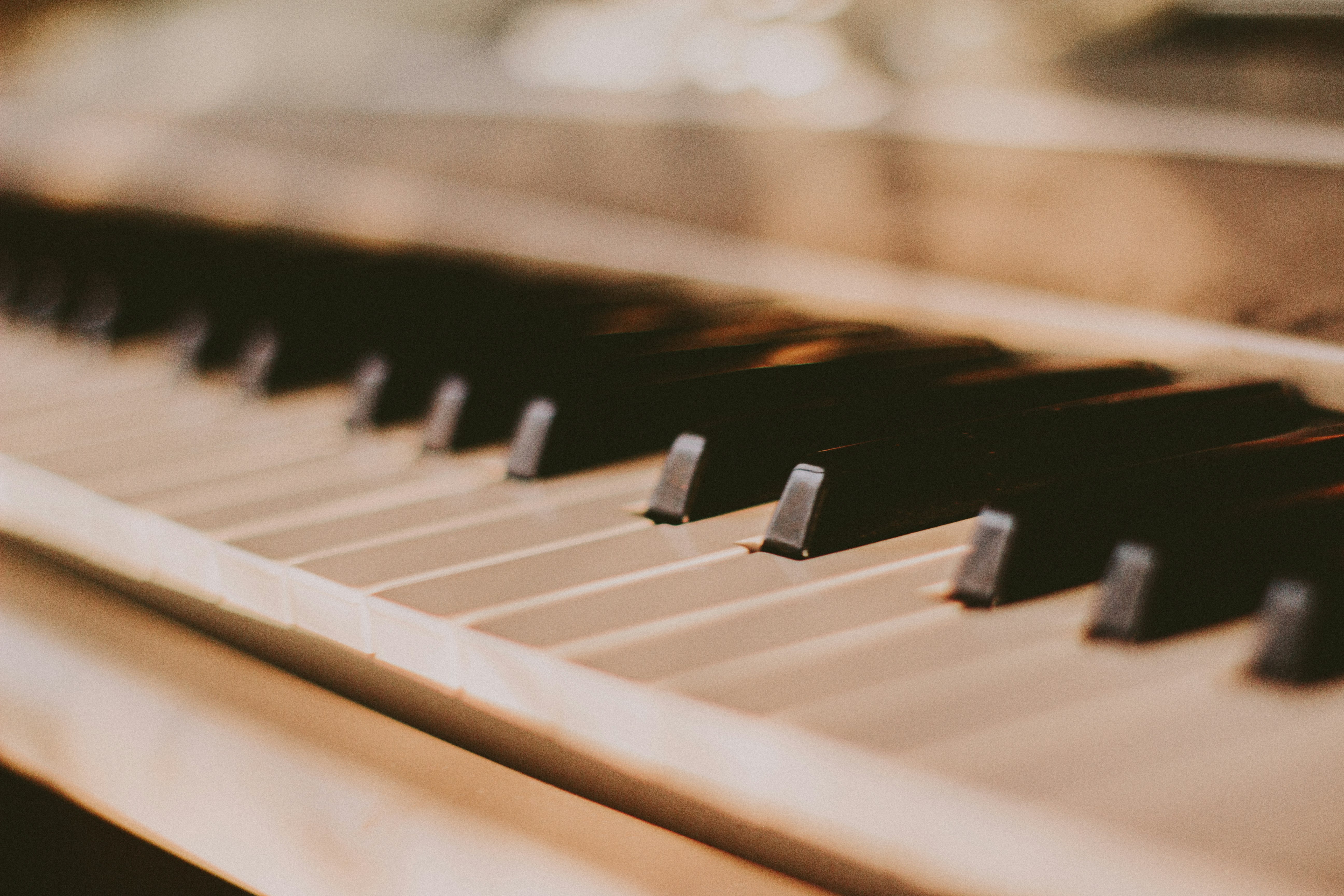 white and black piano keys